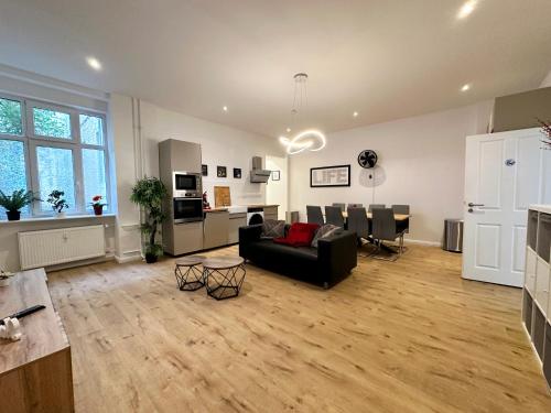 fairAPART 4 rooms apartment in heart of Berlin 832m von Badstraße entfernt