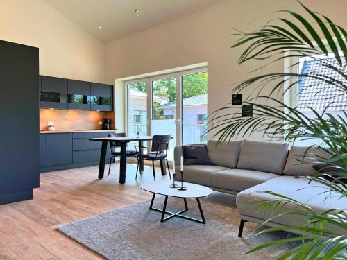 Haus Kiebitz 2 OG - Neubau-Apartment mit Infrarot-Sauna, Balkon & 600 m zum Strand in Varel, Deutschland