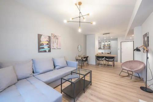 Elegant & Spacious Apartment - Tap to explore photos