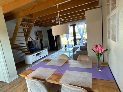 2 bedrooms, 4 beds