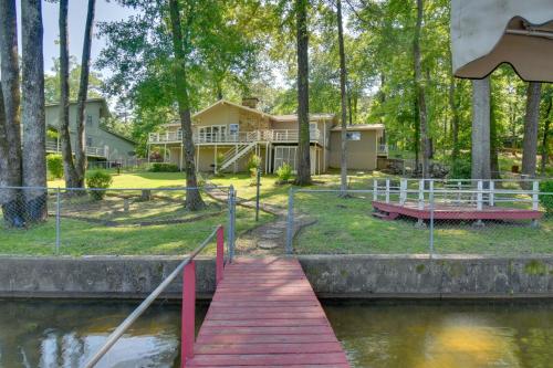Lakefront Retreat with Deck, Dock and Resort Amenities in Hot Springs, USA