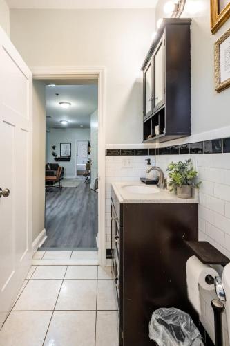 Modern West Hoboken 1- Bed 15 Minute Commute To NYC in Union City, USA