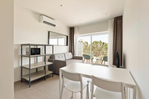 Studio Apartment with Sea View image 9