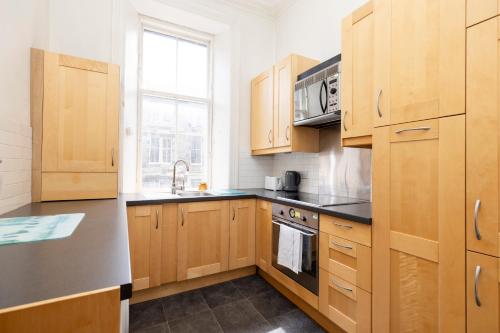 Kitchen, Charming 1-Bedroom Edinburgh City Getaway in Stockbridge