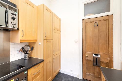 Kitchen, Charming 1-Bedroom Edinburgh City Getaway in Stockbridge