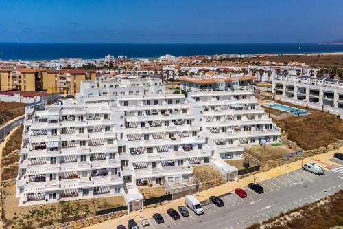 Gran terraza con vistas, Piscina & WIFI - Aparcamiento privado in ทาริฟา