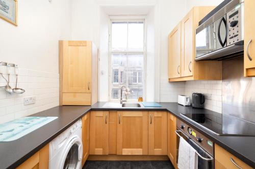Kitchen, Charming 1-Bedroom Edinburgh City Getaway in Stockbridge