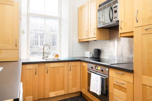 Kitchen, Charming 1-Bedroom Edinburgh City Getaway in Stockbridge