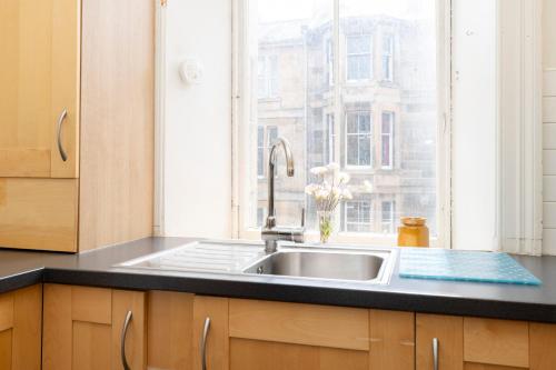 Kitchen, Charming 1-Bedroom Edinburgh City Getaway in Stockbridge