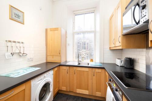 Kitchen, Charming 1-Bedroom Edinburgh City Getaway in Stockbridge