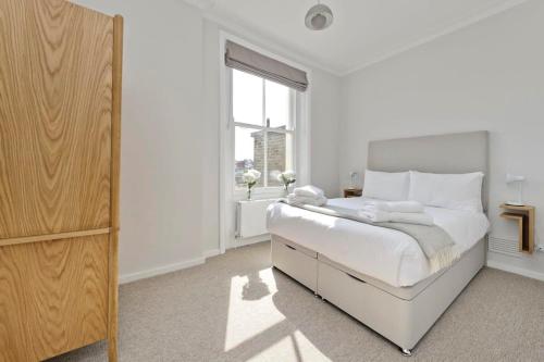 Large & Wonderful 1 Bed Pimlico - image 2