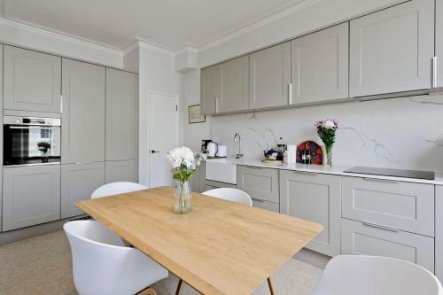 Large & Wonderful 1 Bed Pimlico - image 5