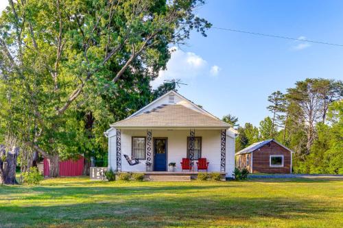 Charming Virginia Retreat with Covered Porch and Yard! in ฟาร์มวิลล์ (เวอร์จิเนีย)