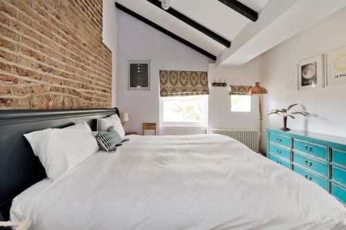 Long stay discounts- 1 Bed Bohemian Loft style Apt - image 9