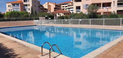 Úszómedence, T2 aux portes du vieux Fréjus et 5 mn de la plage (T2 aux portes du vieux Frejus et 5 mn de la plage) in Frejus városközpont