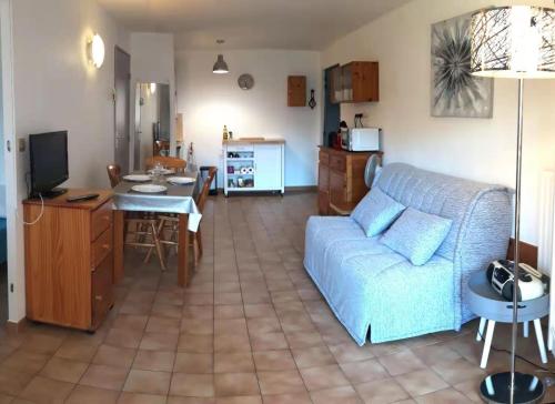 Közös társalgó / TV, T2 aux portes du vieux Fréjus et 5 mn de la plage (T2 aux portes du vieux Frejus et 5 mn de la plage) in Frejus városközpont