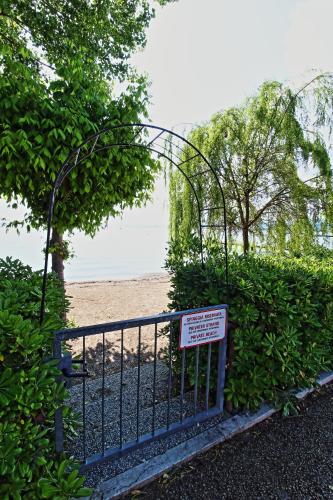 Appartamento con spiaggia privata vista lago nuovissimo