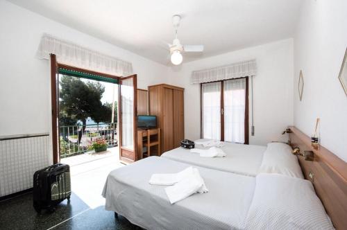 3 twin beds