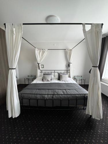 1 queen bed