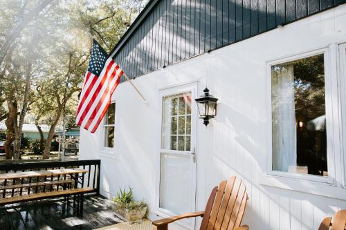 Cottage by the Sea: Pagnotto Shellback House, Остров Оук (фото 6)