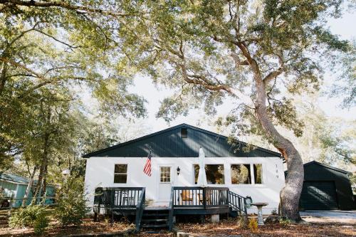 Cottage by the Sea: Pagnotto Shellback House, Остров Оук