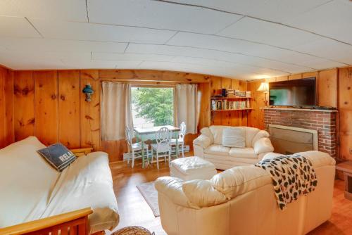 Rustic Berkshires Cottage at Lake Buel with Kayaks! in New Marlborough (MA)