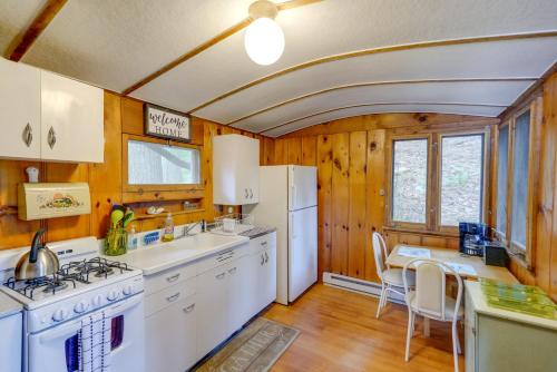Rustic Berkshires Cottage at Lake Buel with Kayaks! in New Marlborough (MA)