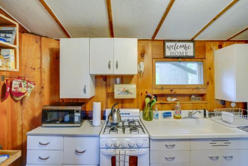 Rustic Berkshires Cottage at Lake Buel with Kayaks! in New Marlborough (MA)