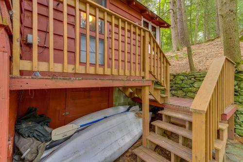 Rustic Berkshires Cottage at Lake Buel with Kayaks! in New Marlborough (MA)