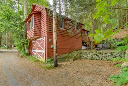 Rustic Berkshires Cottage at Lake Buel with Kayaks! in New Marlborough (MA)