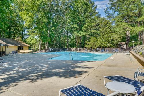Stylish Durham Townhome Less Than 5 Mi to Downtown! in เซย์เวิร์ดไดรฟ์