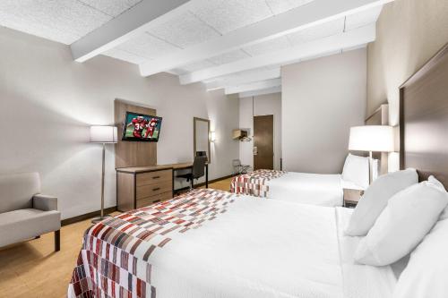2 queen beds, 1 double bed