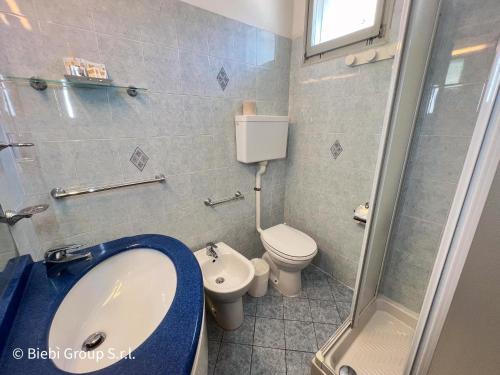 Small Single Room image 6