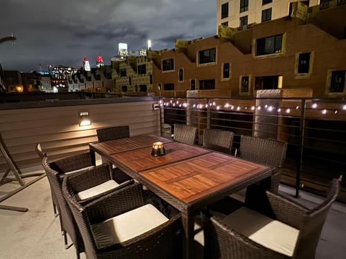 Luxury Townhome 2 Car Garage and Decks 2 Billiards Room in Philadelphia, USA