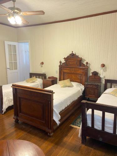 3 twin beds