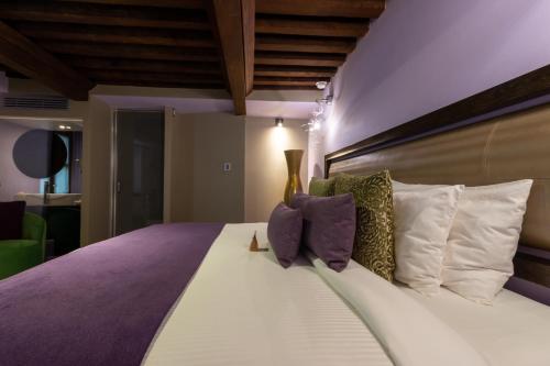 Deluxe King Room - Aranza image 5