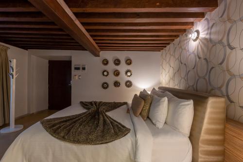 Deluxe Queen Room - Blanca image 4