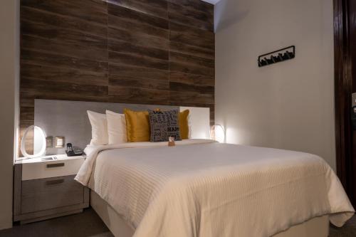 Deluxe Queen Room - Lola image 3