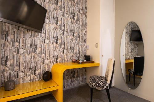 Deluxe Queen Room - Lola image 4