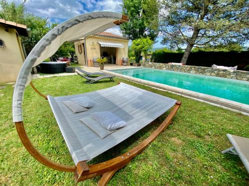 Maison 6p, 3ch, piscine chauffée, jacuzzi, cuisine d'été, jardin clos gîte à louer Alba-la-Romaine