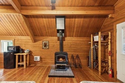 Lost Horse Lodge Double Queen Cabin 14 in Darby (MT)