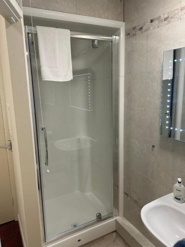 Oakwood Bed and Breakfast Heathrow - image 6