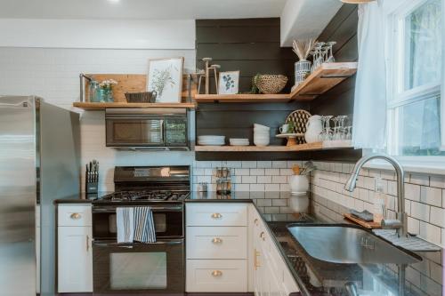 廚房, 19th St Beautiful Home near all the activities of OSU in 科瓦利斯