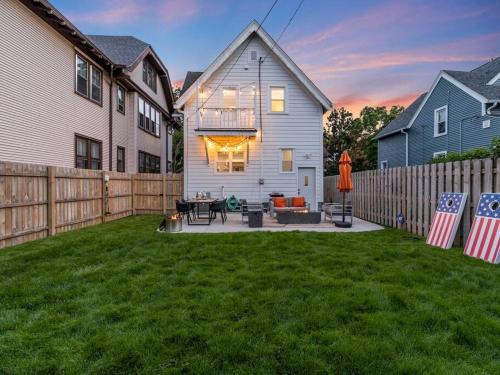 Belleview House - Charming Pet-Friendly 3-BR Home, Backyard, Firepit in Milwaukee, USA