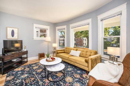 Belleview House - Charming Pet-Friendly 3-BR Home, Backyard, Firepit in Milwaukee, USA