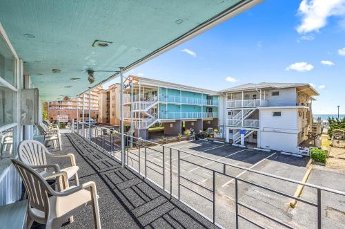 Standard room with partial ocean view -2 double beds image 4