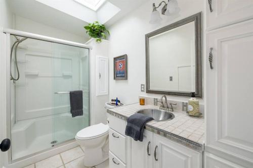 Minutes to Opry, Airport & Broadway