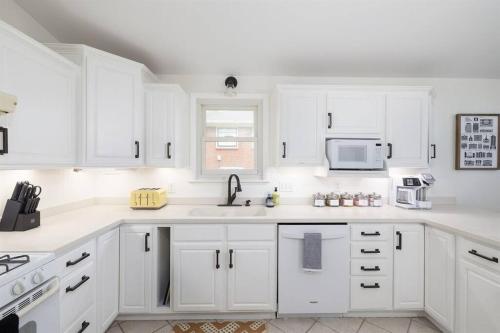 Minutes to Opry, Airport & Broadway