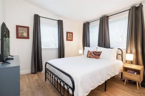 Minutes to Opry, Airport & Broadway