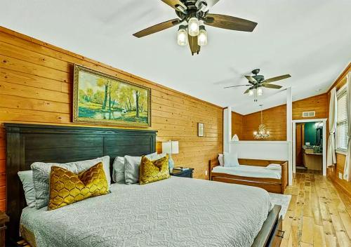 3 minutes to posh Downtown or majestic Dry Falls in Highlands, USA